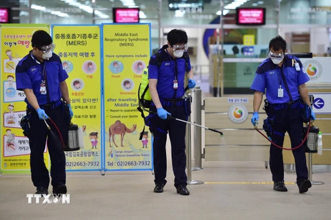 Nhân viên phun thuốc khử trùng phòng MERS tại sân bay quốc tế Gimpo ở thủ đô Seoul. (Nguồn: AFP/TTXVN)