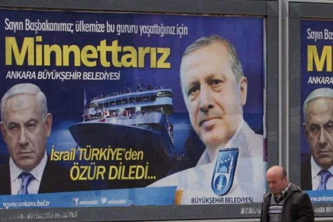 Một tấm biển với hình ảnh của Thủ tướng Israel Netanyahu và người đồng cấp Thổ Nhĩ Kỳ Erdogan, kỷ niệm lời xin lỗi của Israel, tại Ankara năm 2013. (Nguồn: AP)