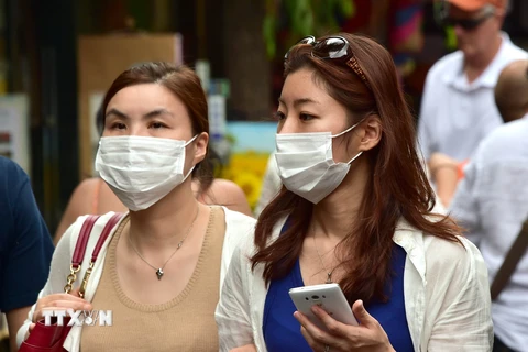 Người dân đeo khẩu trang phòng tránh MERS tại thủ đô Seoul. (Nguồn: AFP/TTXVN) 