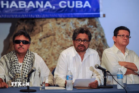Đại diện đàm phán cấp cao FARC Ivan Marquez (giữa) trong cuộc họp báo sau khi kết thúc vòng đàm phán hòa bình thứ 37 giữa Chính phủ với đại diện FARC, tại Havana, Cuba ngày 4/6. (Nguồn: AFP/TTXVN)