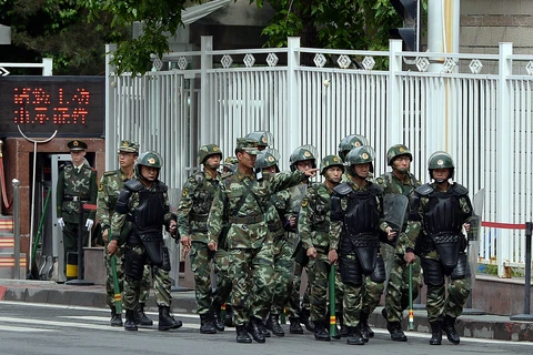 Cảnh sát bán quân sự Trung Quốc tuần tra tại Urumqi. Ảnh minh họa. (Nguồn: AFP/TTXVN)