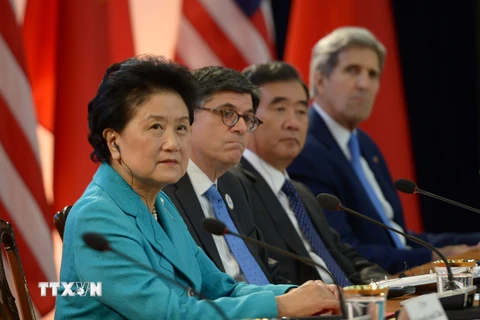 (Từ trái qua phải) Phó Thủ tướng Trung Quốc Lưu Diên Đông, Bộ trưởng Tài chính Mỹ Jacob Lew, Phó Thủ tướng Trung Quốc Uông Dương và Ngoại trưởng Mỹ John Kerry tại lễ khai mạc đối thoại S&ED ngày 23/6. (Nguồn: THX/TTXVN)