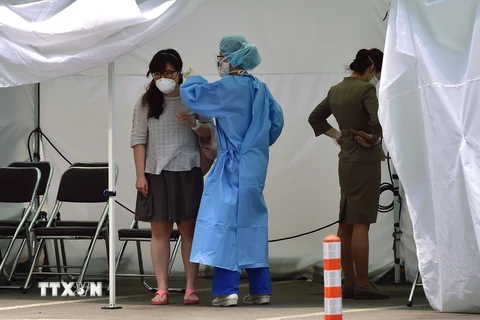 Nhân viên y tế kiểm tra thân nhiệt hành khách tại Bệnh viện Trường đại học Konkuk ở Seoul, Hàn Quốc. (Nguồn: AFP/TTXVN)