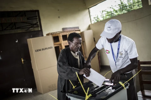Cử tri Burundi bỏ phiếu tại một điểm bầu cử ở thủ đô Bujumbura. (Nguồn: AFP/TTXVN)