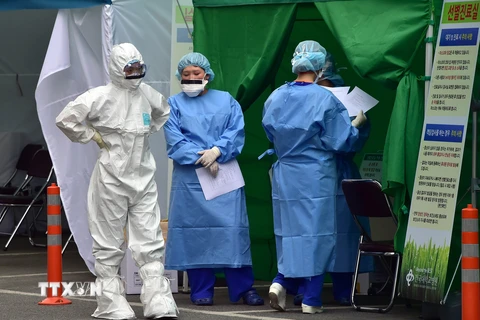 Nhân viên y tế Hàn Quốc làm nhiệm vụ tại một trung tâm chữa trị MERS ở thủ đô Seoul. (Nguồn: AFP/TTXVN