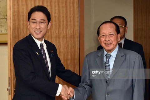 Ngoại trưởng Nhật Bản Fumio Kishida (trái) và người đồng cấp Campuchia Hor Namhong. (Nguồn: Getty images)