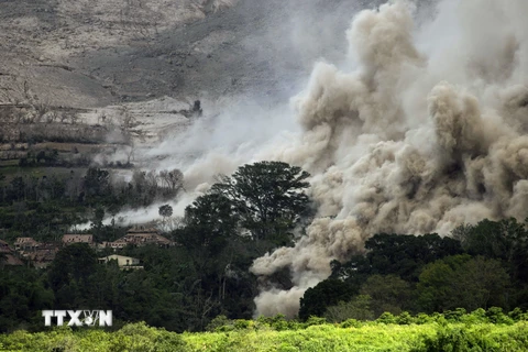 Núi lửa Sinabung phun những cột khói và tro bụi. Ảnh minh họa. (Nguồn: AFP/TTXVN)