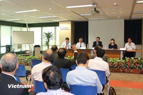 Đại diện lãnh đạo tỉnh Thái Bình giải đáp các thắc mắc của các nhà đầu tư, giới doanh nghiệp Singapore tại buổi tiếp xúc ngày 2/7. (Ảnh: Hải-Bình/Vietnam+)