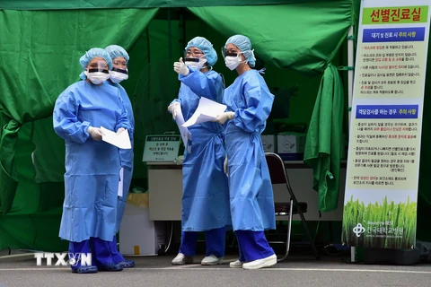 Nhân viên y tế Hàn Quốc làm việc tại trung tâm cách ly dành cho bệnh nhân MERS tại Bệnh viện Trường đại học Konkuk ở Seoul. (Nguồn: AFP/TTXVN)