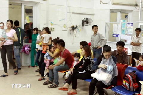 Người dân đợi khám tại Bệnh viện Nhi Trung ương. (Ảnh: Dương Ngọc/TTXVN)