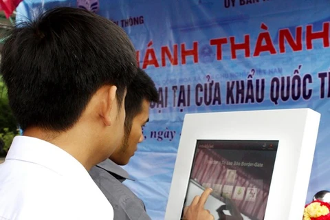 Người dân tra cứu thông tin tại Cụm thông tin đối ngoại cửa khẩu Quốc tế Lao Bảo. (Ảnh: Hồ Cầu/TTXVN)