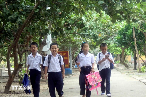Học sinh Trường Tiểu học thị trấn Trường Sa, tỉnh Khánh Hòa trên đường đến lớp học. (Ảnh: Minh Đức/TTXVN)