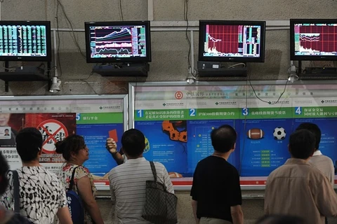 Các nhà đầu tư Trung Quốc tại sàn giao dịch ở Vũ Hán, Hồ Bắc. (Nguồn: Getty images)