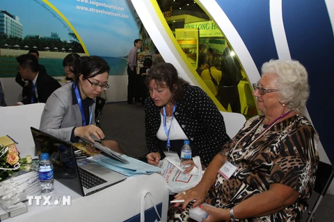 Khác nước ngoài tìm hiểu các tour du lịch trong nước của Saigontourist tại Hội chợ ITE-HCMC 2013. (Ảnh: Phương Vy/TTXVN)