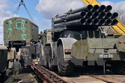Binh sỹ Ukraine chất vũ khí lên tàu hỏa để chuyển khỏi thành phố Artemivsk thuộc khu vực Donetsk ở miền đông ngày 6/3. (Nguồn: AFP/TTXVN) 