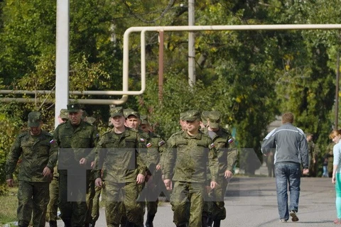 Đoàn đại diện quân đội Nga tại thị trấn Soledar, vùng Donetsk, ngày 27/9/2014. (Nguồn: AFP/TTXVN) 