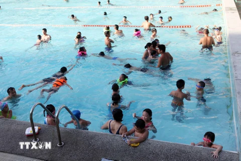 Lượng người đến bể bơi ở Hà Nội tăng mạnh do năng nóng. (Ảnh: Anh Tuấn/TTXVN)