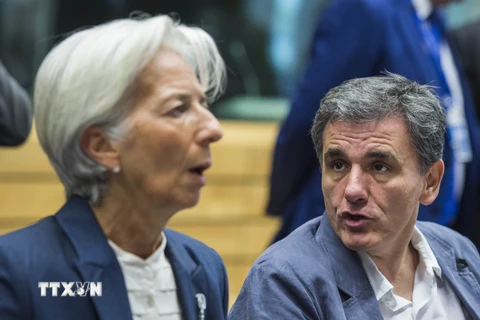 Bộ trưởng Tài chính Hy Lạp (phải) và Giám đốc điều hành Quỹ tiền tệ Quốc tế (IMF) tại cuộc họp Bộ trưởng Tài chính khu vực đồng tiền chung châu Âu ở Brussel ngày 12/7. (Nguồn: AFP/TTXVN)
