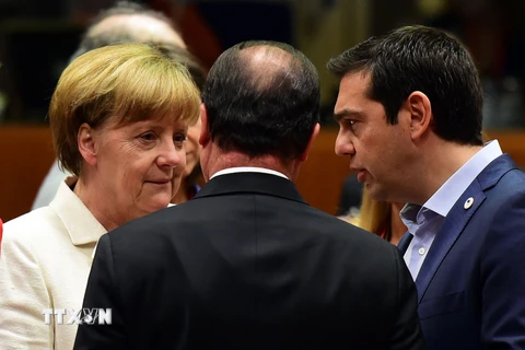 Thủ tướng Đức Angela Merkel (trái), Tổng thống Pháp Francois Hollande (giữa) và Thủ tướng Hy Lạp Alexis Tsipras trước cuộc họp ngày 12/7. (Nguồn: AFP/TTXVN)