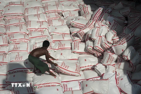 Xếp những bao gạo Thái Lan tại nhà máy ở Bangkok. (Nguồn: AFP/TTXVN)