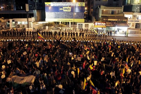 Người dân tụ tập bên ngoài trụ sở của đảng cầm quyền Liên minh Đất nước để phản đối chính phủ của Tổng thống Rafael Correa tại Quito. (Nguồn: Reuters)