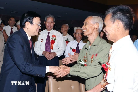 Chủ tịch nước Trương Tấn Sang với các cựu thanh niên xung phong. (Ảnh: Nguyễn Khang/TTXVN)
