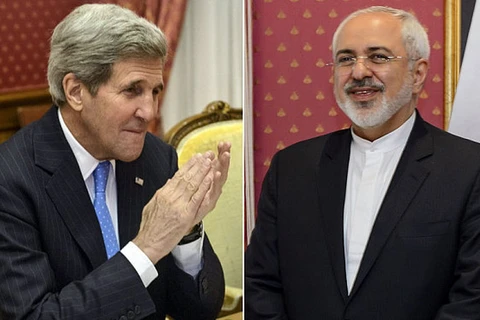 Ngoại trưởng Iran Mohammad Javad Zarif (phải) và người đồng cấp Mỹ John Kerry. (Nguồn: AFP)