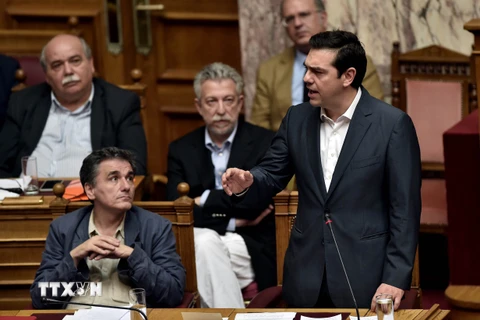 Thủ tướng Hy Lạp Alexis Tsipras phát biểu tại phiên bỏ phiếu về gói cứu trợ của Quốc hội ở thủ đô Athens ngày 15/7. (Nguồn: THX/TTXVN)
