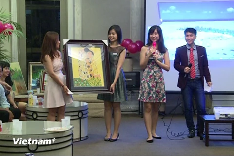 Hoạt động gây quỹ của Quỹ học bổng Hoa Phong Lan đã nhận được sự hưởng ứng của đông đảo cộng đồng người Việt Nam tại Singapore. (Ảnh: Việt Hải/Vietnam+)