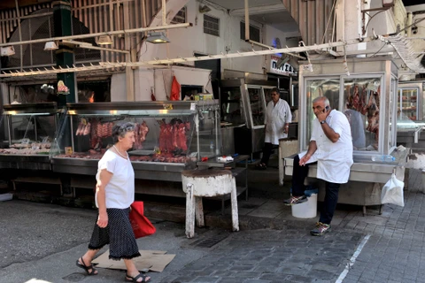 Một cửa hàng thịt ở thành phố Thessaloniki, Hy Lạp ngày 20/7. (Nguồn: AFP/TTXVN)