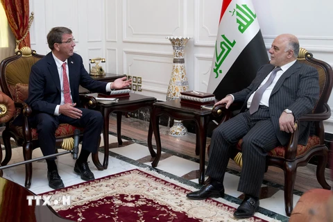Thủ tướng Iraq Haider al-Abadi (phải) đã có cuộc gặp với Bộ trưởng Quốc phòng Mỹ Ashton Carter (trái) đang trong chuyến thăm Iraq nhằm thảo luận về chiến dịch chống IS của liên quân do Mỹ đứng đầu. (Nguồn: AFP/TTXVN)