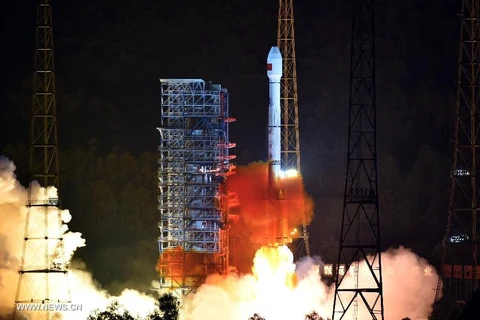Quả tên lửa mang theo hai vệ tinh. Nguồn: Xinhua)