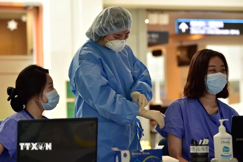 Kiểm tra thân nhiệt cho người dân Hàn Quốc để phòng tránh lây nhiễm MERS tại Trung tâm Y tế Samsung ở thủ đô Seoul ngày 20/7. (Nguồn: AFP/TTXVN)