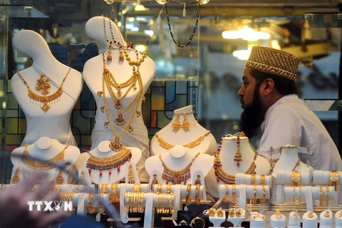 Cửa hàng bán trang sức bằng vàng ở Karachi, Ấn Độ. (Nguồn: AFP/TTXVN)