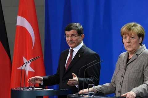 Thủ tướng Thổ Nhĩ Kỳ Ahmet Davutoglu và Thủ tướng Đức Angela Merkel. (Nguồn: AFP) 