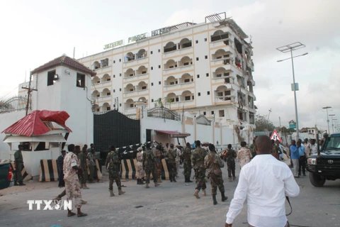 Tòa khách sạn bị phá hủy sau vụ đánh bom. (Nguồn: AFP/TTXVN)
