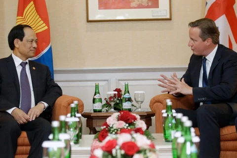 Tổng Thư ký Lê Lương Minh và Thủ tướng Cameron trong cuộc gặp ngày 27/7. (Nguồn: AP)