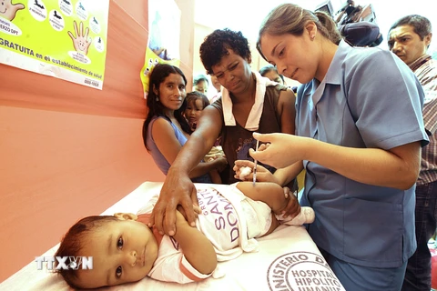 Tiêm vắcxin cho em bé ở Lima, Peru. (Nguồn: AFP/TTXVN)