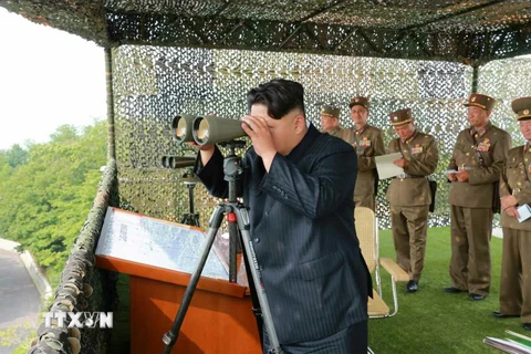 Nhà lãnh đạo Kim Jong-un theo dõi một vụ bắn thử pháo chống máy bay. (Nguồn: Yonhap/TTXVN)
