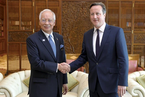 Thủ tướng Anh David Cameron (phải) và người đồng cấp nước chủ nhà Najib Razak. (Nguồn: Reuters)