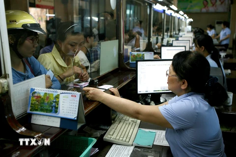Hành khách làm thủ tục mua vé tàu tại Ga Hà Nội. (Ảnh minh họa. Huy Hùng/TTXVN)