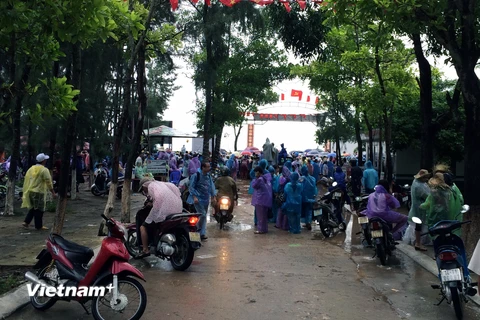 Nhiều du khách vẫn bị mắc kẹt ở đảo Cô Tô (Quảng Ninh) do mưa to, gió lớn, biển động mạnh. (Ảnh: Văn Đức/Vietnam+)