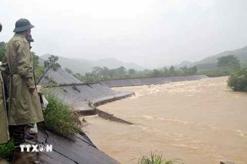 Sạt lở kè sông khu vực biên giới Móng Cái. (Ảnh: Nguyễn Hoàng/TTXVN)