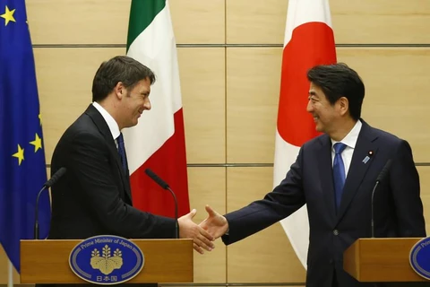 Thủ tướng Nhật Bản Shinzo Abe (phải) và người đồng cấp Italy Matteo Renzi. (Nguồn: AP)
