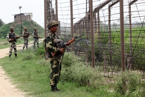 Binh sỹ Ấn Độ gác dọc biên giới với Pakistan. (Nguồn: telegraph.co.uk)