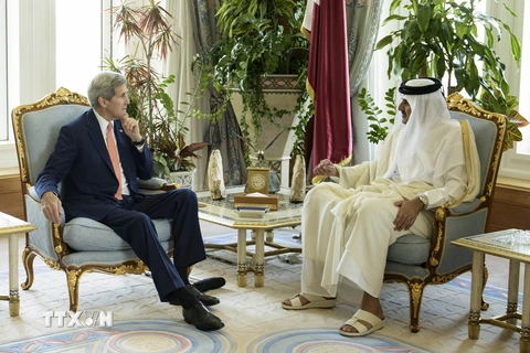 Quốc vương Qatar Sheikh Tamim bin Hamad al-Thani (phải) có cuộc gặp với Ngoại trưởng Mỹ John Kerry đang trong chuyến thăm Qatar. (Nguồn: AFP/TTXVN)