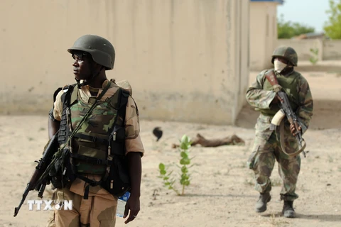 Binh sỹ Nigeria tuần tra tại bang Borno, gần sào huyệt cũ của phiến quân ở Maiduguri. (Nguồn: AFP/TTXVN)