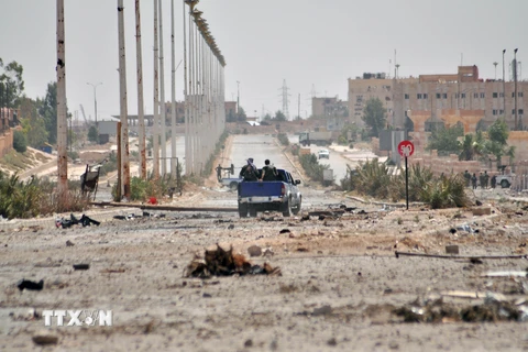 Các chiến binh người Kurd tại khu vực ngoại ô Al-Nashwa, tỉnh Hasakeh ngày 26/7. (Nguồn: AFP/TTXVN)