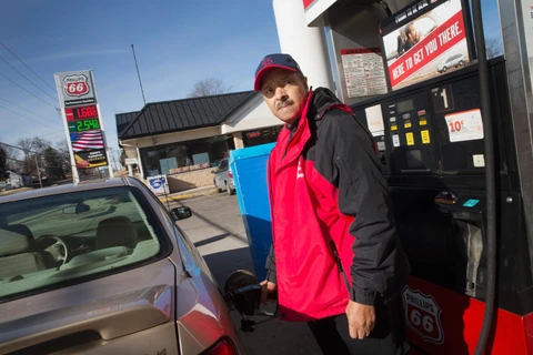 Một người dân mua xăng ở Dellwood, bang Missouri, Mỹ. (Nguồn: AFP/TTXVN)