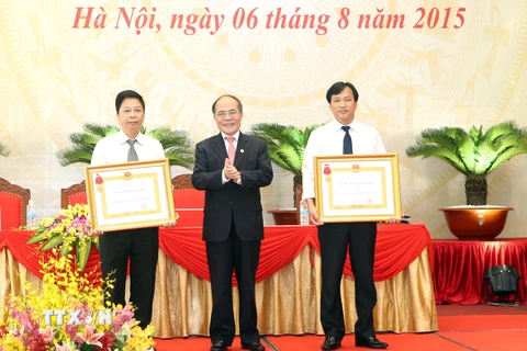 Chủ tịch Quốc hội Nguyễn Sinh Hùng trao Huân chương Lao động hạng Ba cho các tập thể có thành tích xuất sắc trong phong trào thi đua yêu nước gia đoạn 2010-2015. (Ảnh: Nhan Sáng/TTXVN)